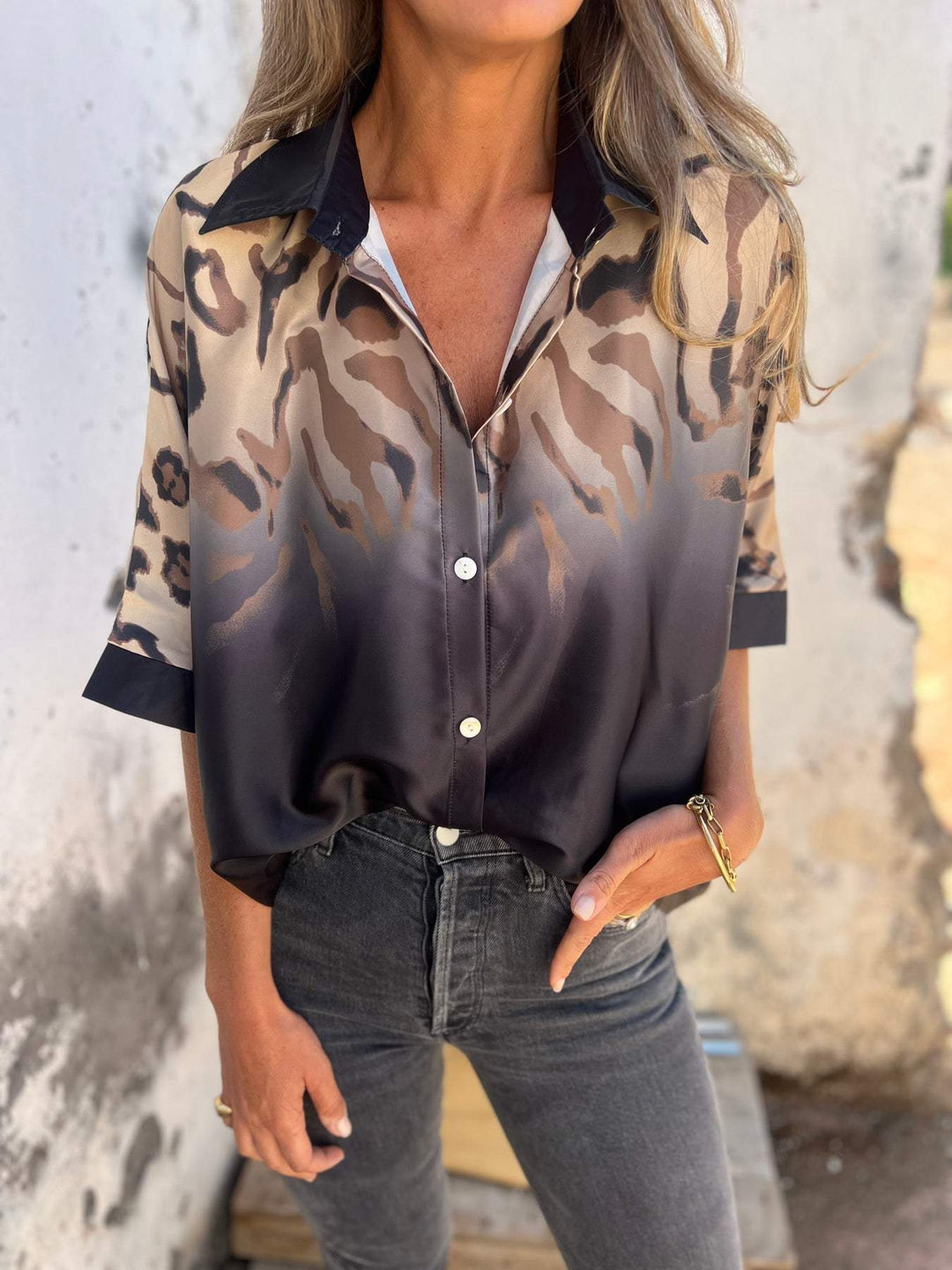 Kvinnors elegant sidenblus med samtida leopardmönster Mirla-Eva Jonsson