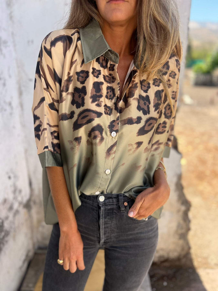 Kvinnors elegant sidenblus med samtida leopardmönster Mirla-Eva Jonsson
