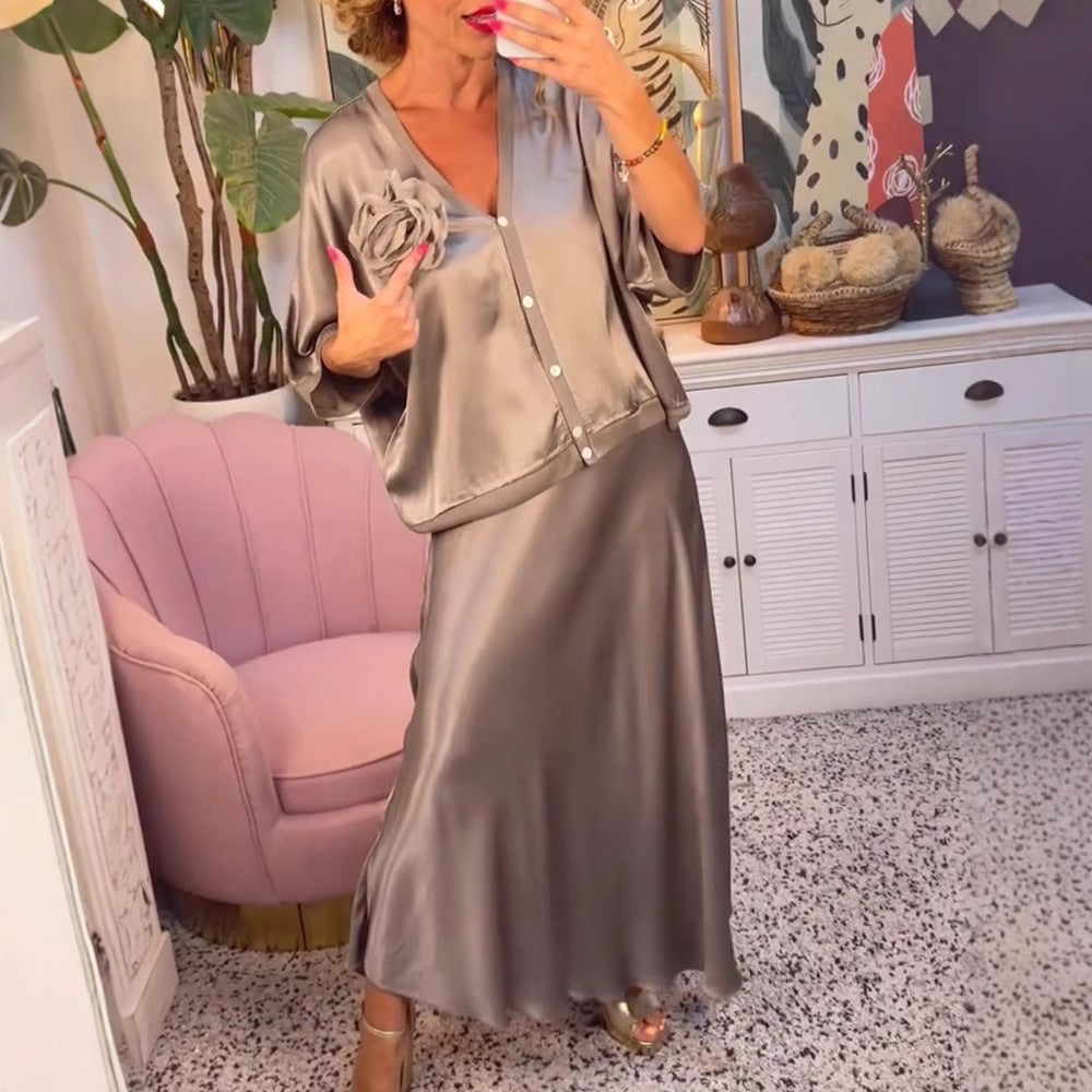 Kvinnors elegant silke maxi klänning med innovativ skärning och ömtåliga detaljer Mirla-Eva Jonsson