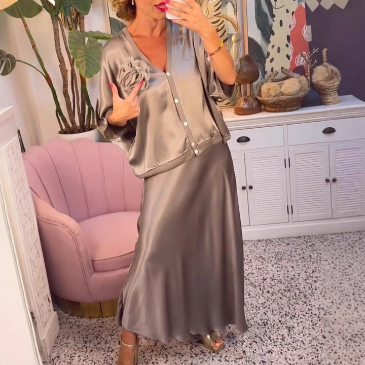 Kvinnors elegant silke maxi klänning med innovativ skärning och ömtåliga detaljer Mirla-Eva Jonsson