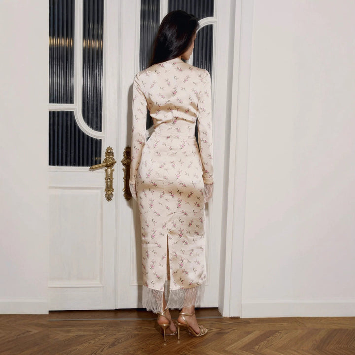 Kvinnors elegant spetsklänning med volangdetaljer och flytande nedre del Mirla-Eva Jonsson