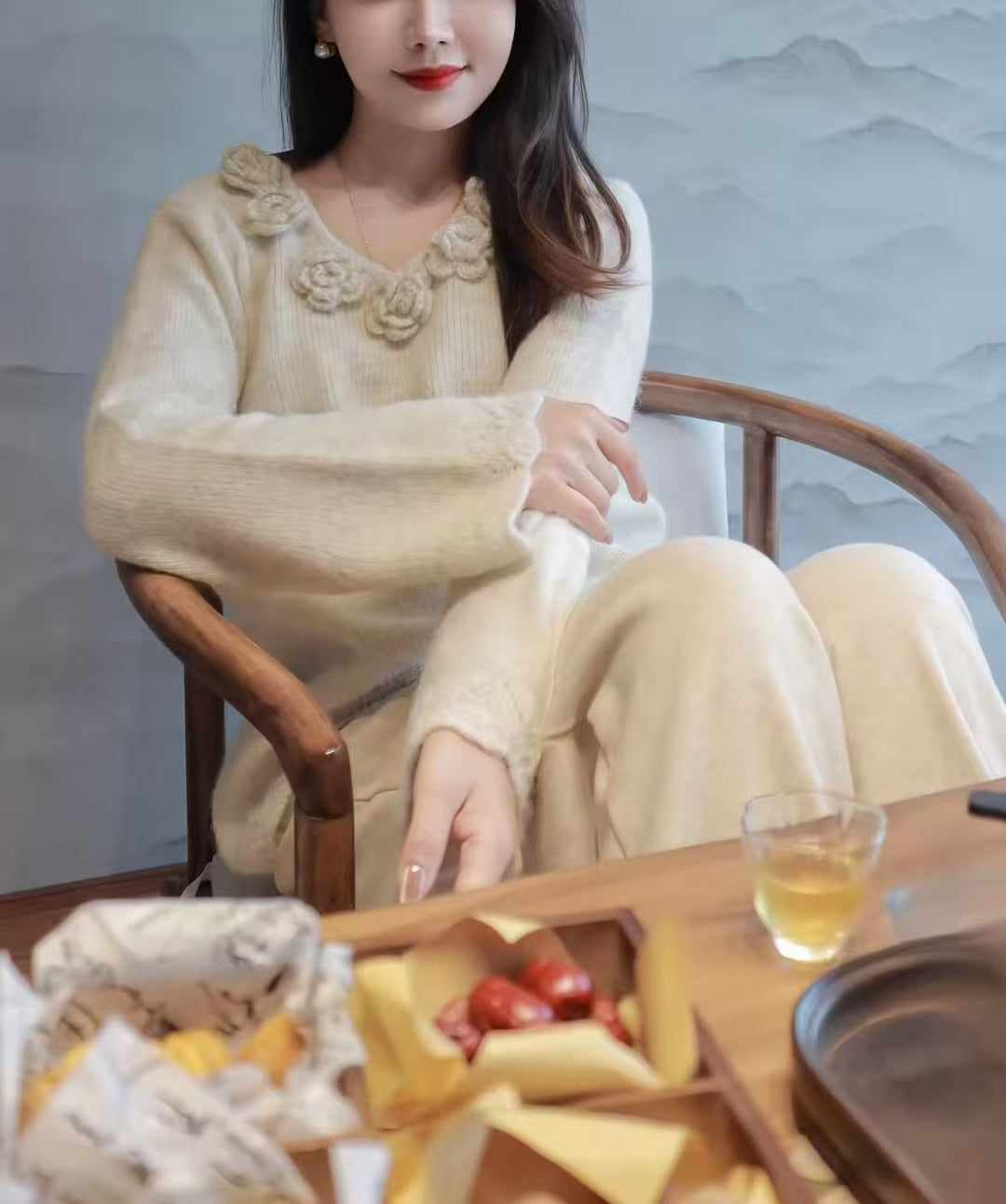 Kvinnors elegant stickad klänning med unika blomsterapplikationer Mirla-Eva Jonsson
