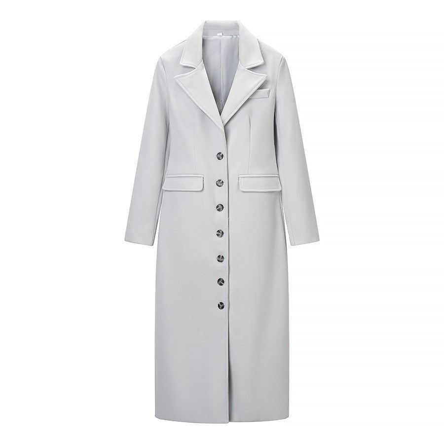 Kvinnors elegant trench coat i minimalistisk design med praktiska fickor Mirla-Eva Jonsson