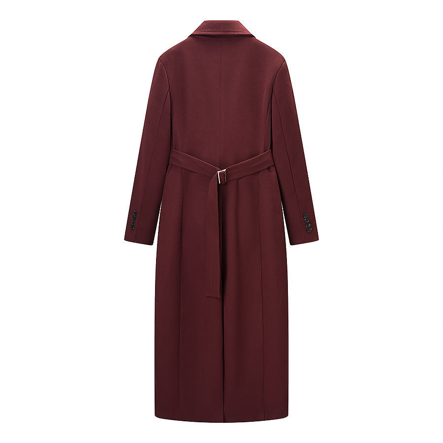 Kvinnors elegant trench coat i minimalistisk design med praktiska fickor Mirla-Eva Jonsson