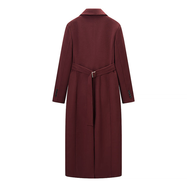 Kvinnors elegant trench coat i minimalistisk design med praktiska fickor Mirla-Eva Jonsson