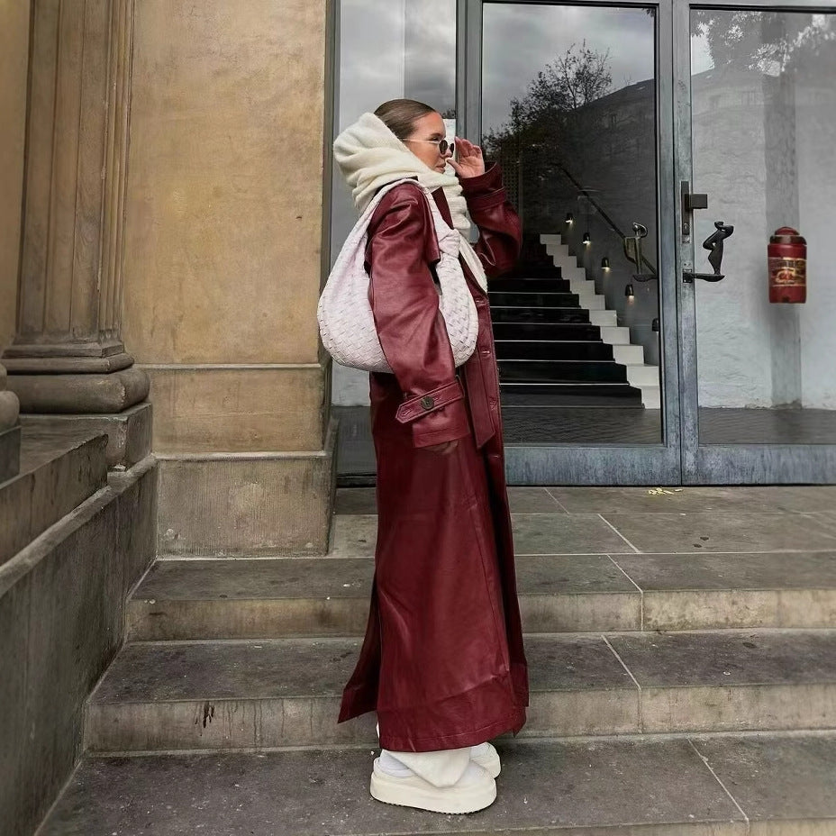 Kvinnors elegant trench coat i modern imitation läderlook med midjebälte Mirla-Eva Jonsson