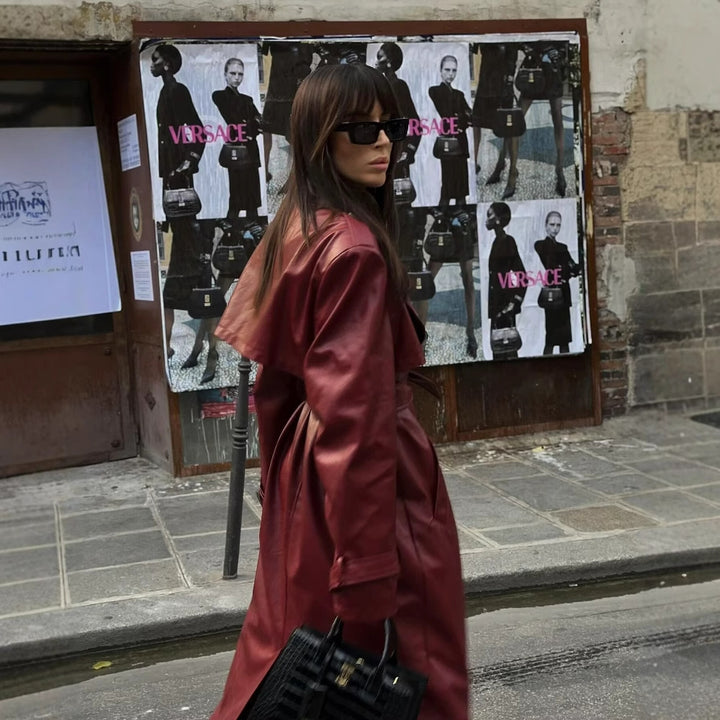 Kvinnors elegant trench coat i modern imitation läderlook med midjebälte Mirla-Eva Jonsson