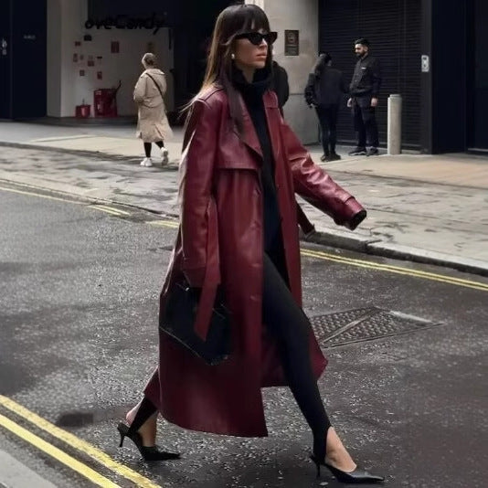Kvinnors elegant trench coat i modern imitation läderlook med midjebälte Mirla-Eva Jonsson