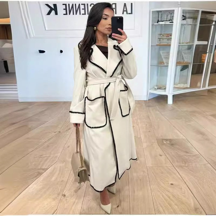Kvinnors elegant ullkappa med kontrastdekoration Mirla-Eva Jonsson