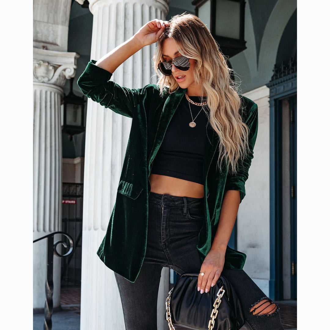 Kvinnors elegant velour cardigan med avslappnad passform och praktiska fickor Mirla-Eva Jonsson