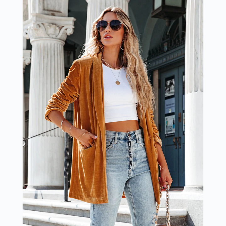 Kvinnors elegant velour cardigan med avslappnad passform och praktiska fickor Mirla-Eva Jonsson