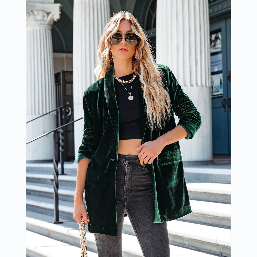 Kvinnors elegant velour cardigan med avslappnad passform och praktiska fickor Mirla-Eva Jonsson
