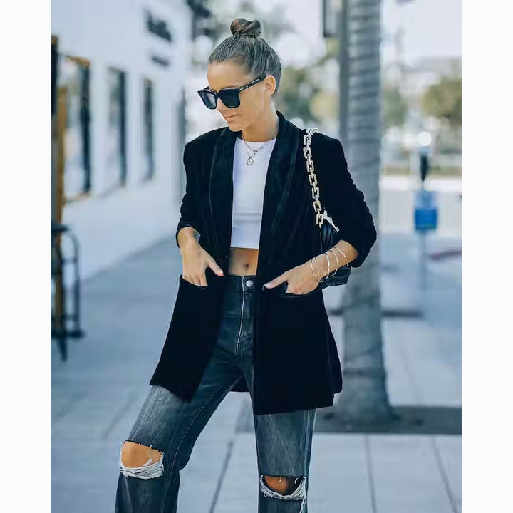 Kvinnors elegant velour cardigan med avslappnad passform och praktiska fickor Mirla-Eva Jonsson