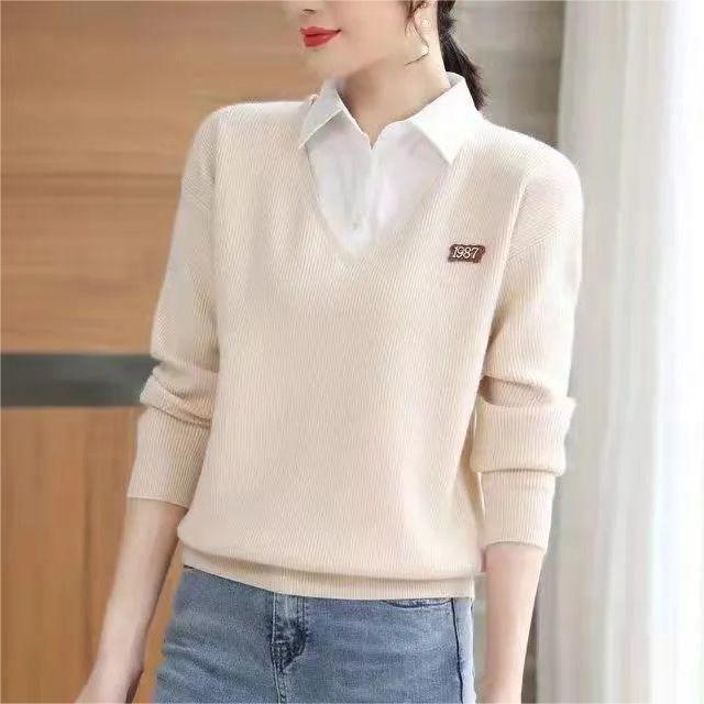 Kvinnors eleganta V-hals sweater med skjortkrage Mirla-Eva Jonsson