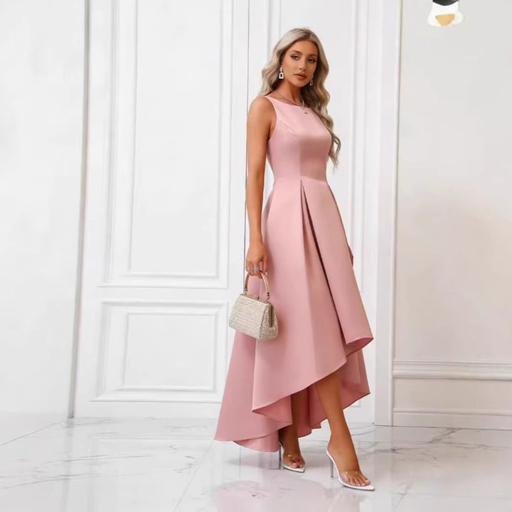 Kvinnors eleganta aftonklänning med asymmetrisk skärning och raffinerade veck-Eva Jonsson