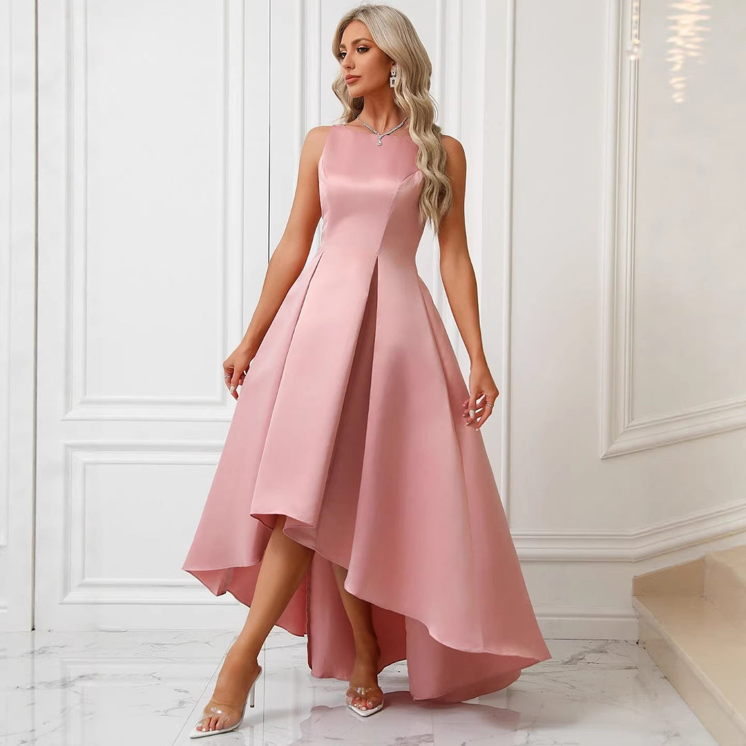 Kvinnors eleganta aftonklänning med asymmetrisk skärning och raffinerade veck-Eva Jonsson