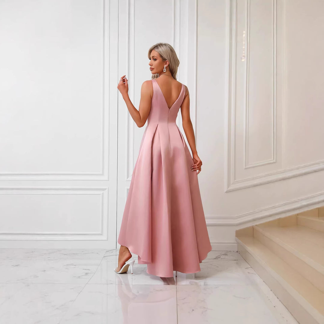 Kvinnors eleganta aftonklänning med asymmetrisk skärning och raffinerade veck-Eva Jonsson