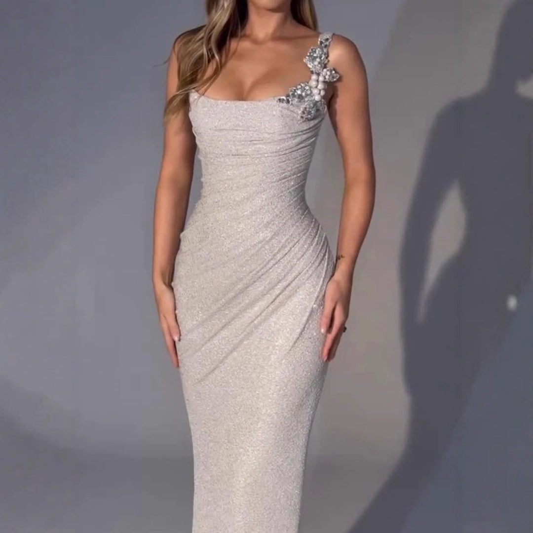 Kvinnors eleganta aftonklänning med glittrande omslagdesign och blommiga applikationer Mirla-Eva Jonsson