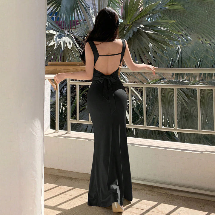 Kvinnors eleganta aftonklänning med raffinerade ryggutskärningar och dekorativt knytbälte Mirla-Eva Jonsson