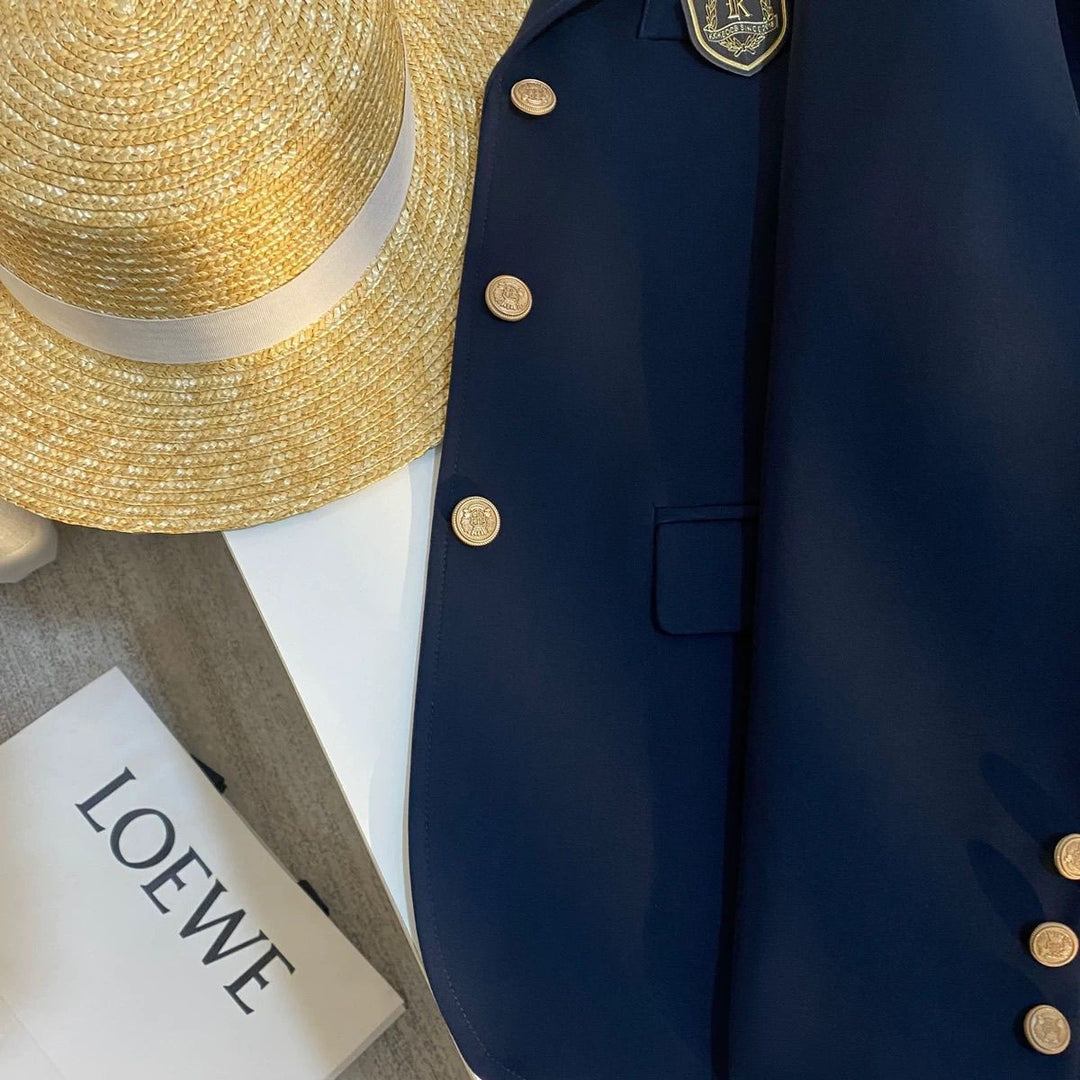 Kvinnors eleganta blazer med gyllene knappar och emblem Mirla-Eva Jonsson