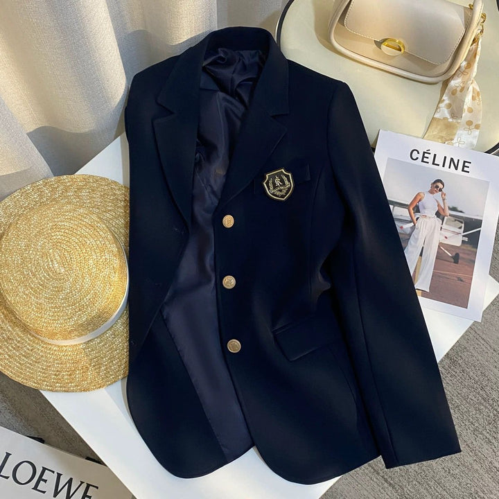 Kvinnors eleganta blazer med gyllene knappar och emblem Mirla-Eva Jonsson