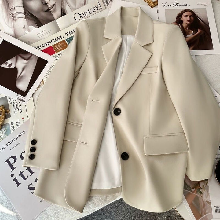 Kvinnors eleganta blazer med skräddarsydd passform och kontrasterande knappar Mirla-Eva Jonsson