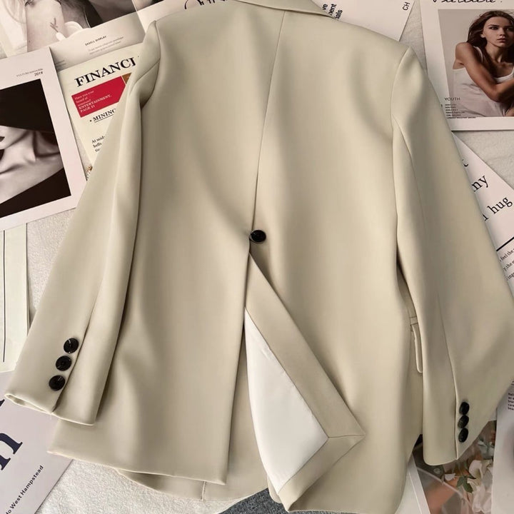Kvinnors eleganta blazer med skräddarsydd passform och kontrasterande knappar Mirla-Eva Jonsson