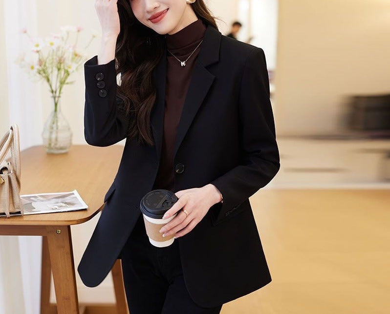 Kvinnors eleganta blazer med strukturerad skärning och tidlösa detaljer Mirla-Eva Jonsson