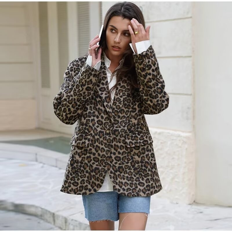 Kvinnors eleganta blazerjacka i stiligt leopardmönster Mirla-Eva Jonsson