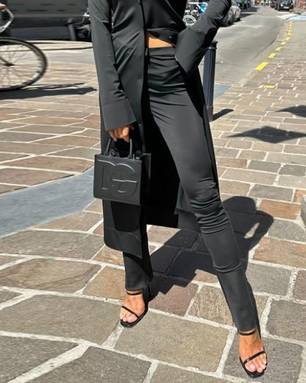 Kvinnors eleganta blazerkostym med höghalsskjorta och figurnära leggings Mirla-Eva Jonsson
