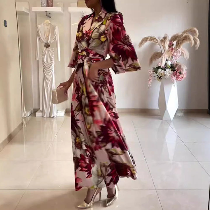 Kvinnors eleganta blommiga klänning med figursydd midja och vida ärmar Mirla-Eva Jonsson