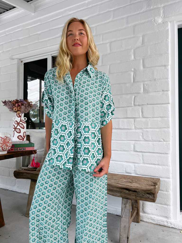Kvinnors eleganta blus-byxdress med blommönster och lös passform-Eva Jonsson