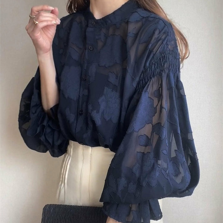 Kvinnors eleganta blus med blommig broderi och voluminösa ärmar Mirla-Eva Jonsson