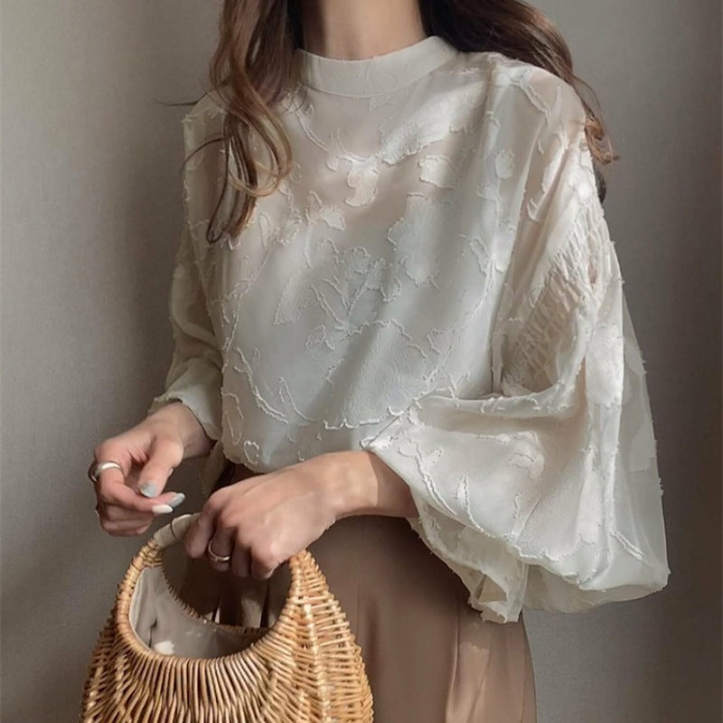 Kvinnors eleganta blus med blommig broderi och voluminösa ärmar Mirla-Eva Jonsson