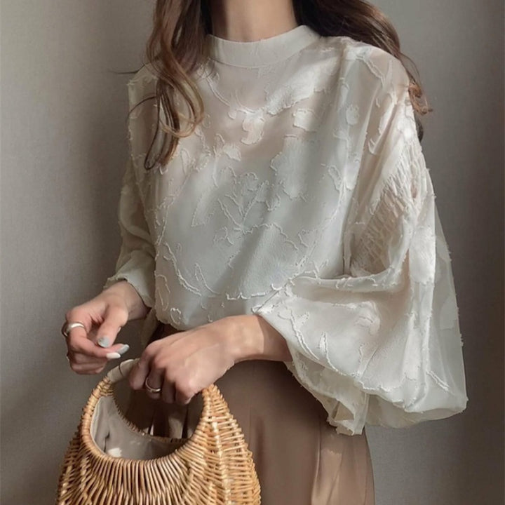 Kvinnors eleganta blus med blommig broderi och voluminösa ärmar Mirla-Eva Jonsson