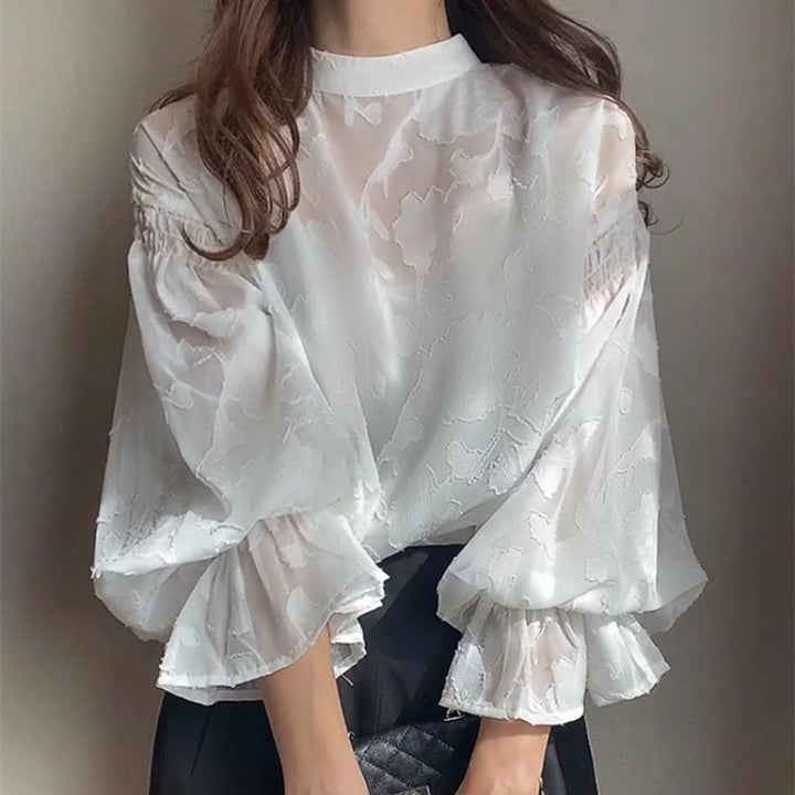 Kvinnors eleganta blus med blommig broderi och voluminösa ärmar Mirla-Eva Jonsson