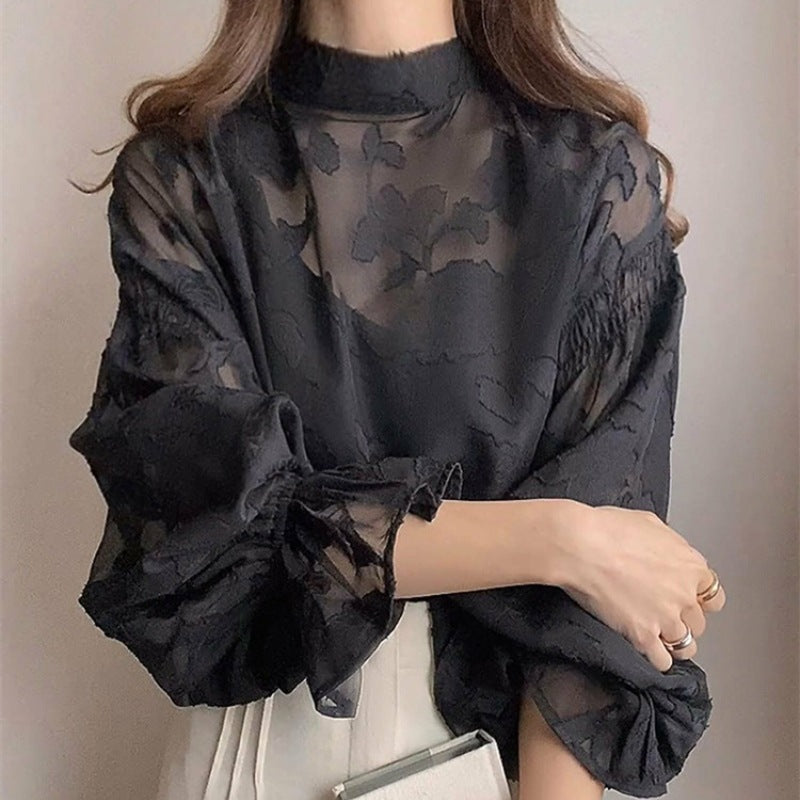 Kvinnors eleganta blus med blommig broderi och voluminösa ärmar Mirla-Eva Jonsson