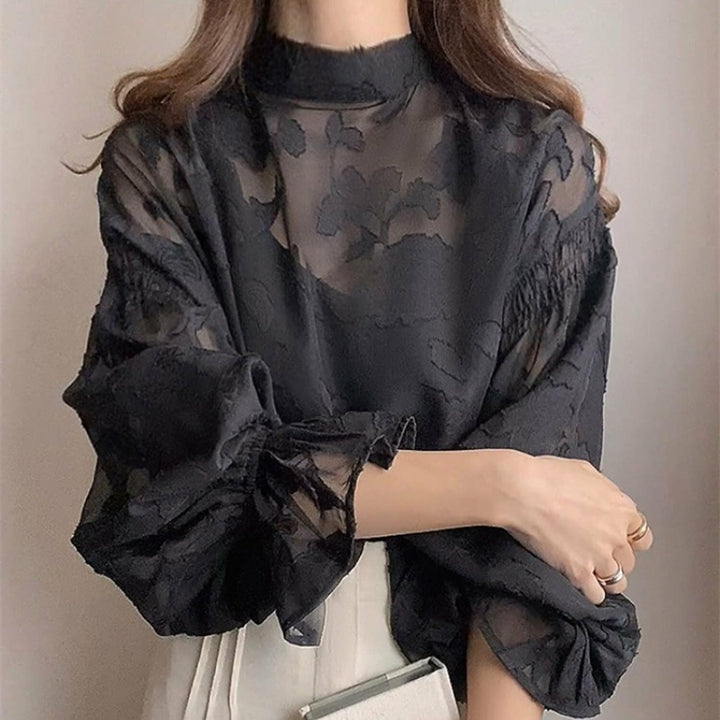 Kvinnors eleganta blus med blommig broderi och voluminösa ärmar Mirla-Eva Jonsson