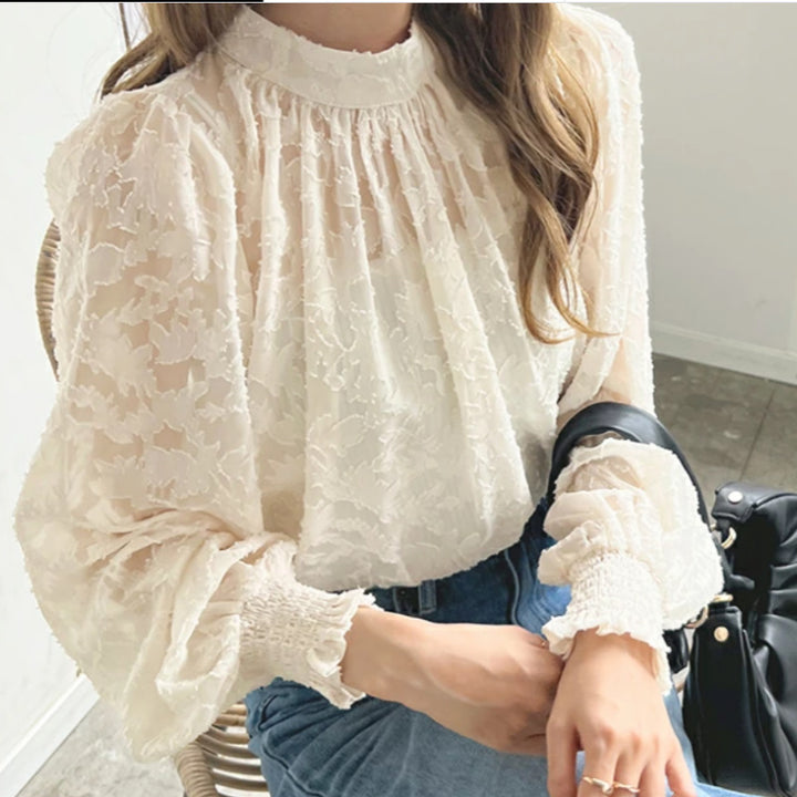Kvinnors eleganta blus med buketter och voluminösa ärmar Mirla-Eva Jonsson