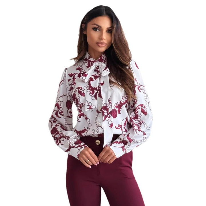 Kvinnors eleganta blus med dekorativ krage och blommönster Mirla-Eva Jonsson