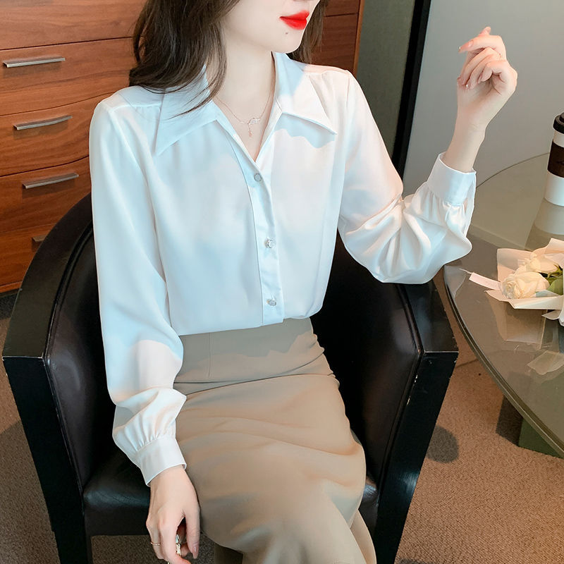 Kvinnors eleganta blus med klassiska detaljer Mirla-Eva Jonsson