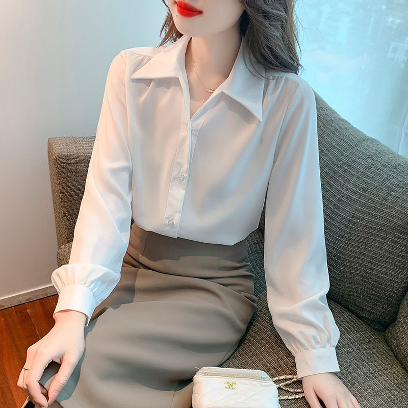 Kvinnors eleganta blus med klassiska detaljer Mirla-Eva Jonsson