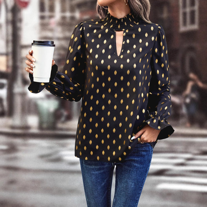 Kvinnors eleganta blus med modekrage och guldaccenter Mirla-Eva Jonsson