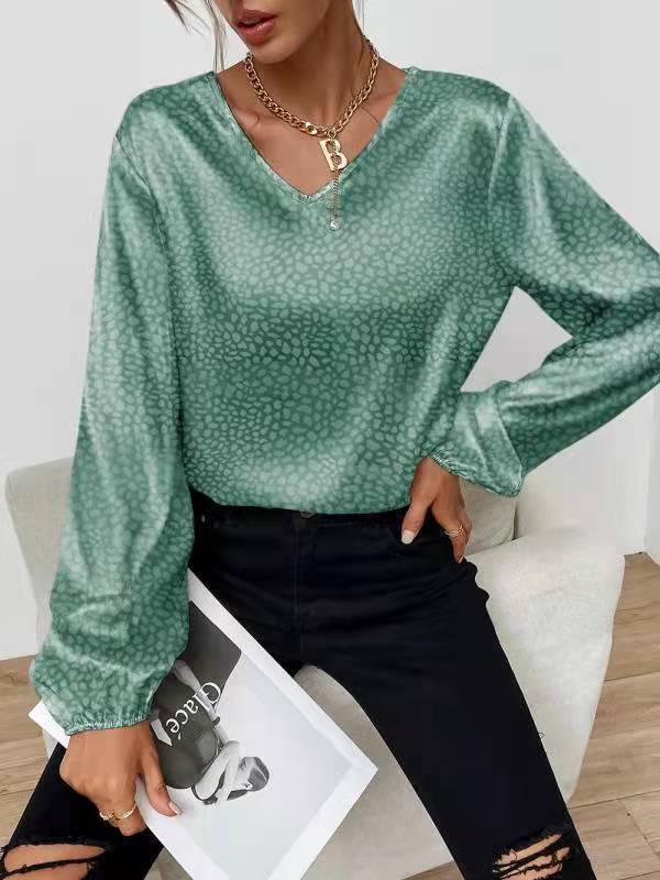 Kvinnors eleganta blus med modern V-hals och utsmyckat mönster Mirla-Eva Jonsson