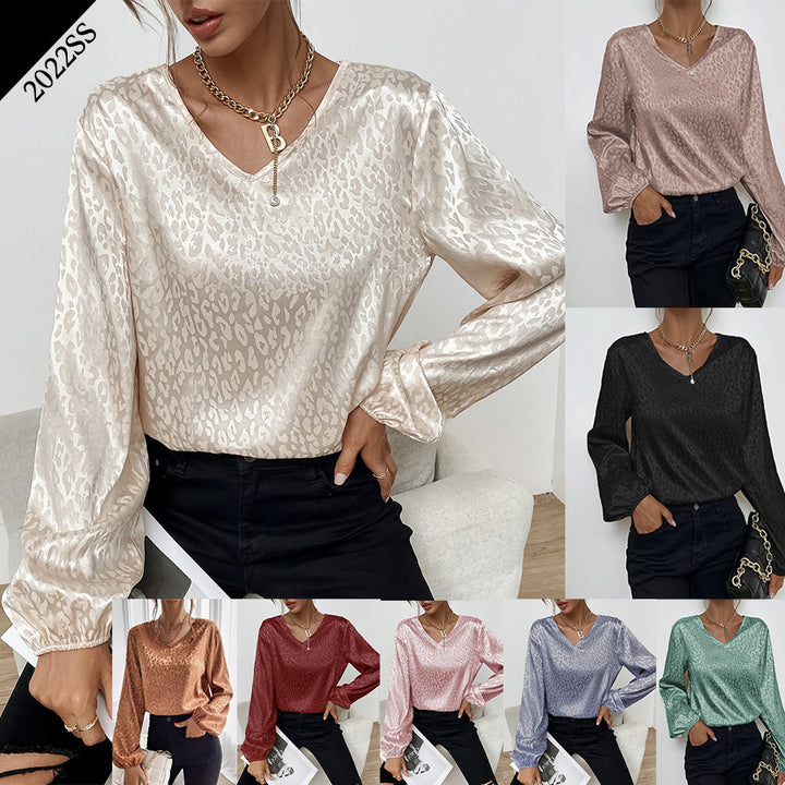 Kvinnors eleganta blus med modern V-hals och utsmyckat mönster Mirla-Eva Jonsson