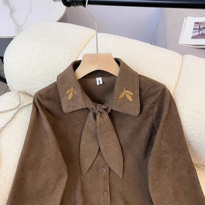 Kvinnors eleganta blus med rosettkrage Mirla-Eva Jonsson