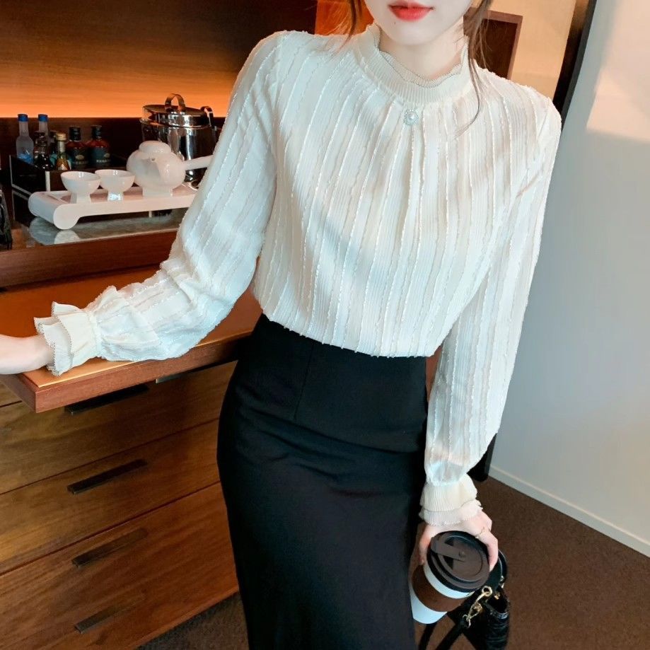 Kvinnors eleganta blus med texturerad design och volangslut Mirla-Eva Jonsson