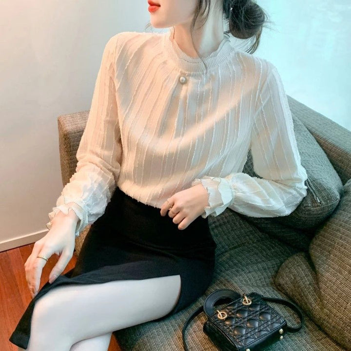 Kvinnors eleganta blus med texturerad design och volangslut Mirla-Eva Jonsson