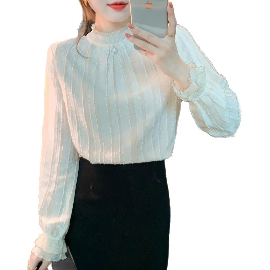 Kvinnors eleganta blus med texturerad design och volangslut Mirla-Eva Jonsson