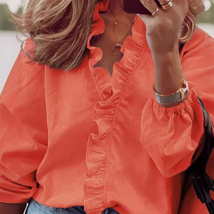 Kvinnors eleganta blus med volangdetalj Mirla-Eva Jonsson
